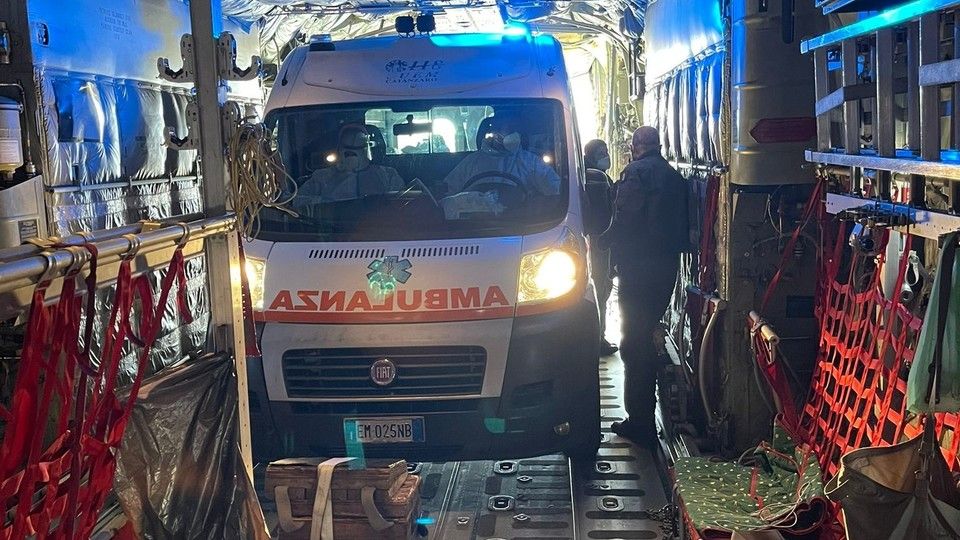 L'imbarco dell'ambulanza con la bambina calabrese malata di Covid su un C-130 dell'Aeronautica militare