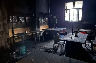 Il ristorante Moltivolti devastato dalle fiamme, nel cuore di Ballar&ograve; a Palermo