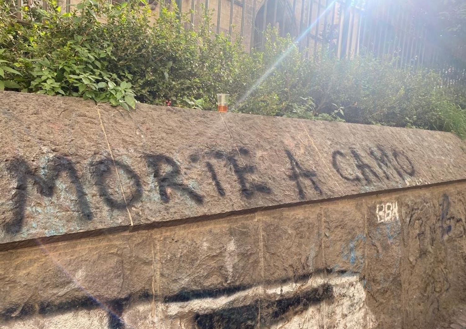 Scritta vandalica a Santa Chiara