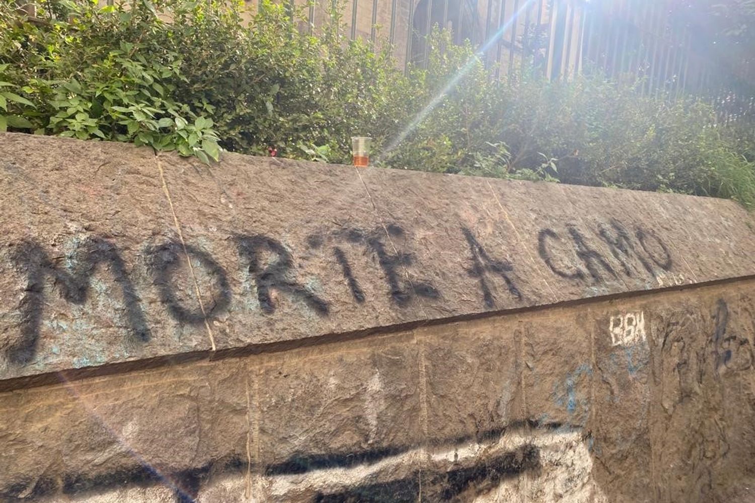 Scritta vandalica a Santa Chiara