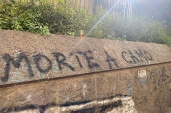 Scritta vandalica a Santa Chiara