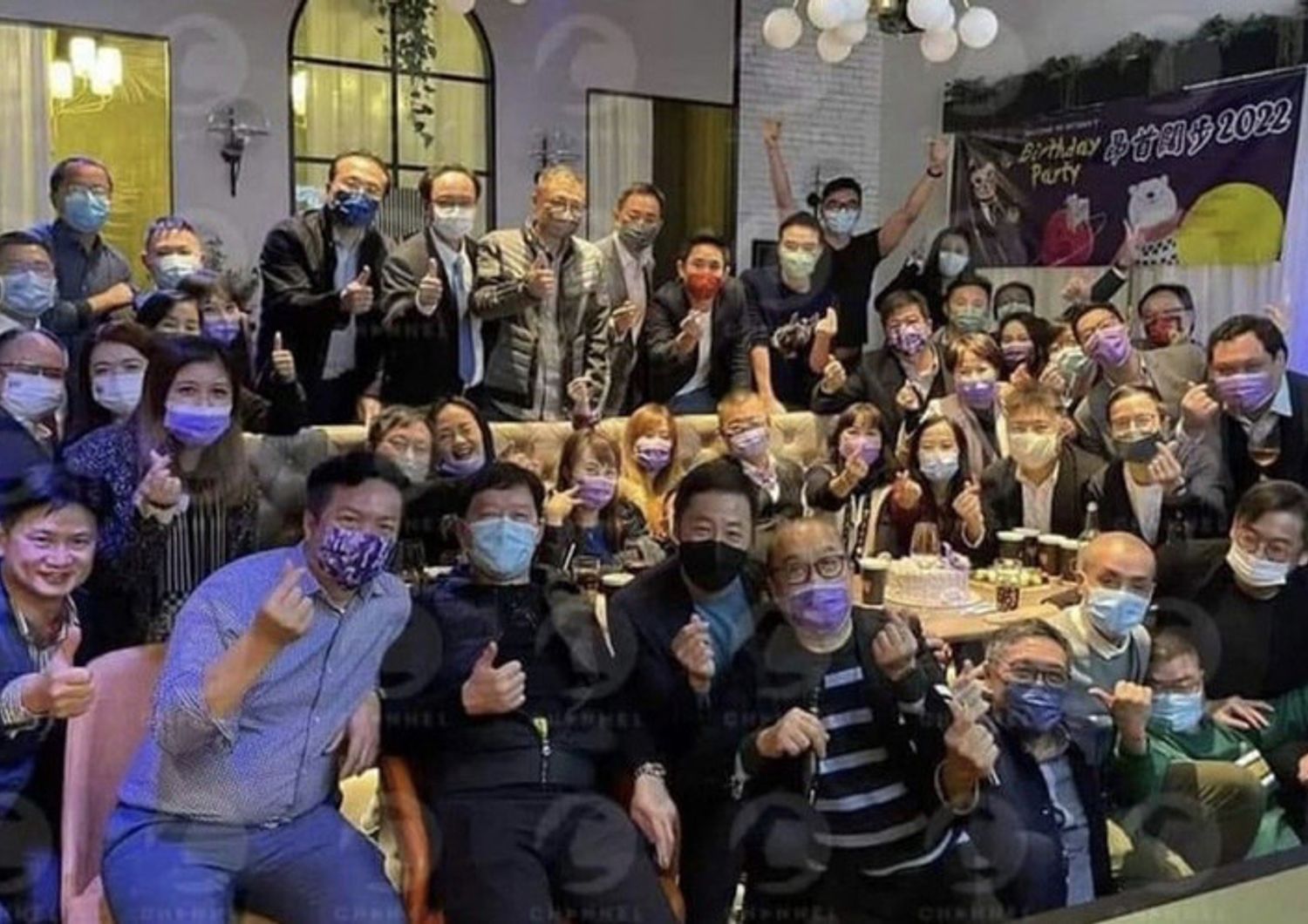 Foto di gruppo alla festa di compleanno 'incriminata'