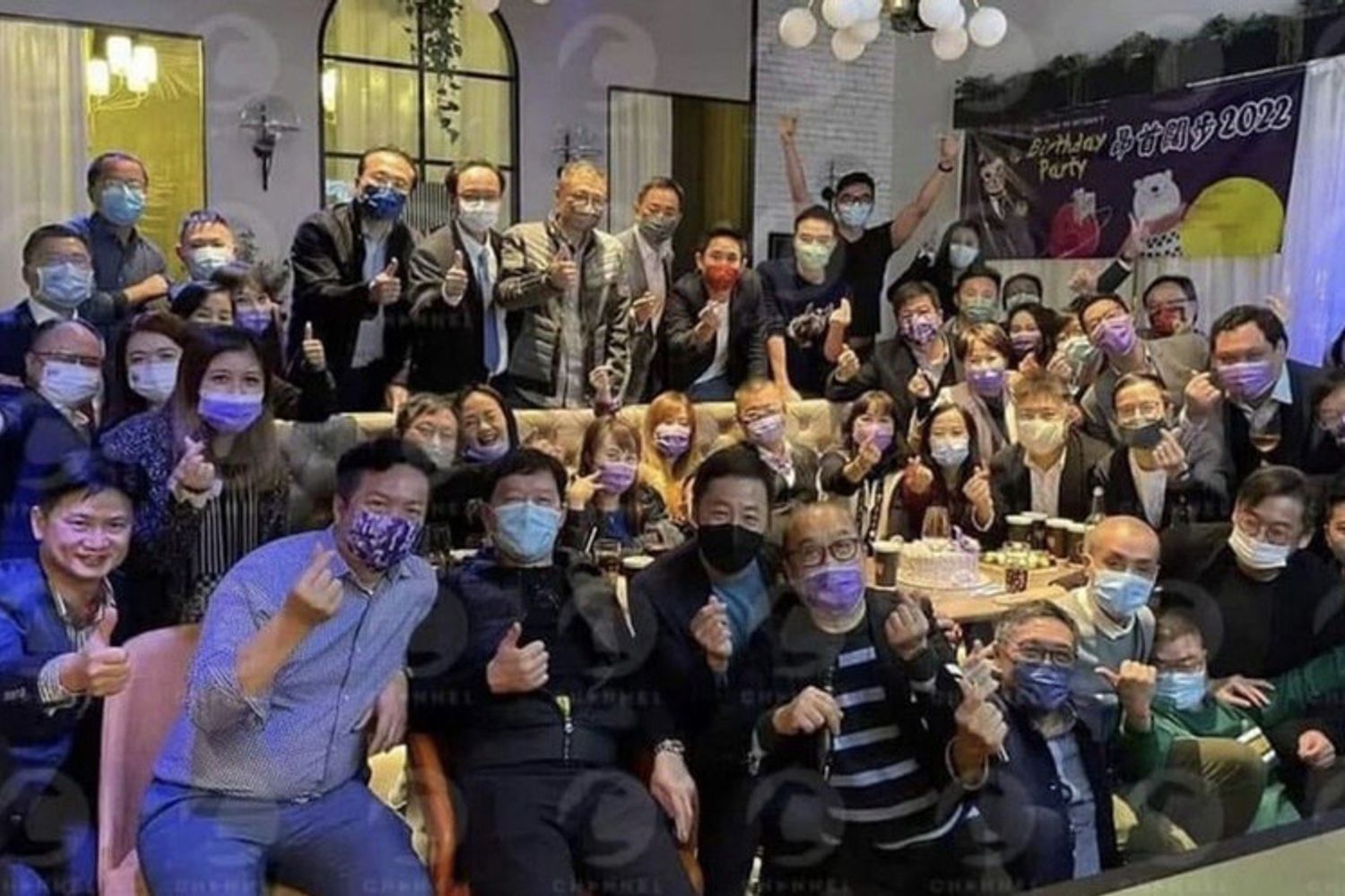 Foto di gruppo alla festa di compleanno 'incriminata'