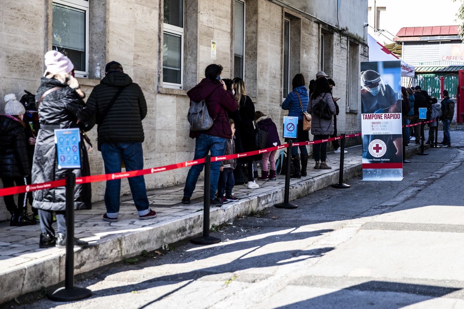 Coda per il tampone Covid 19 nella sede della Croce Rossa a Roma&nbsp;