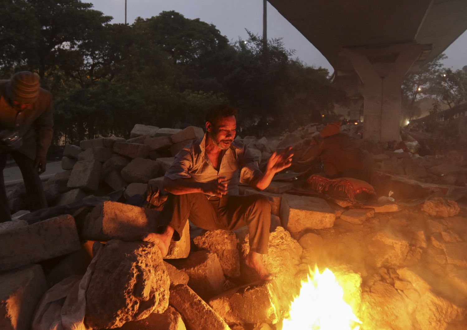 Senzatetto accendono fuochi per il freddo a New Delhi&nbsp;