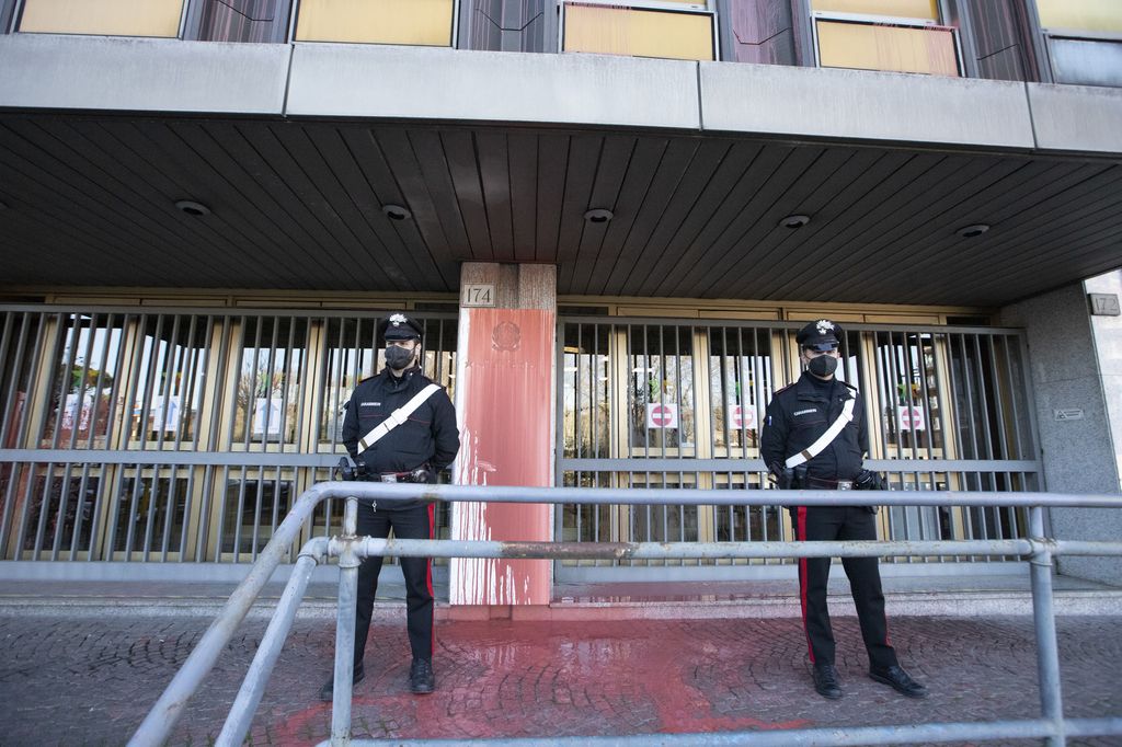 L'ingresso del MIte imbrattato di vernice&nbsp;