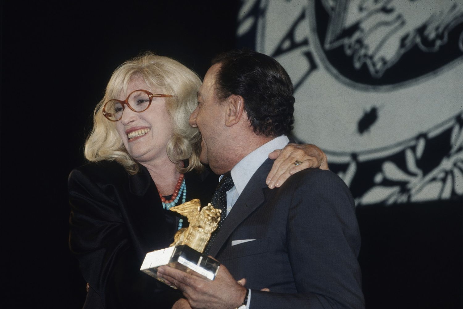 Monica Vitti con Alberto Sordi nel 1995 alla mostra del cinema di Venezia