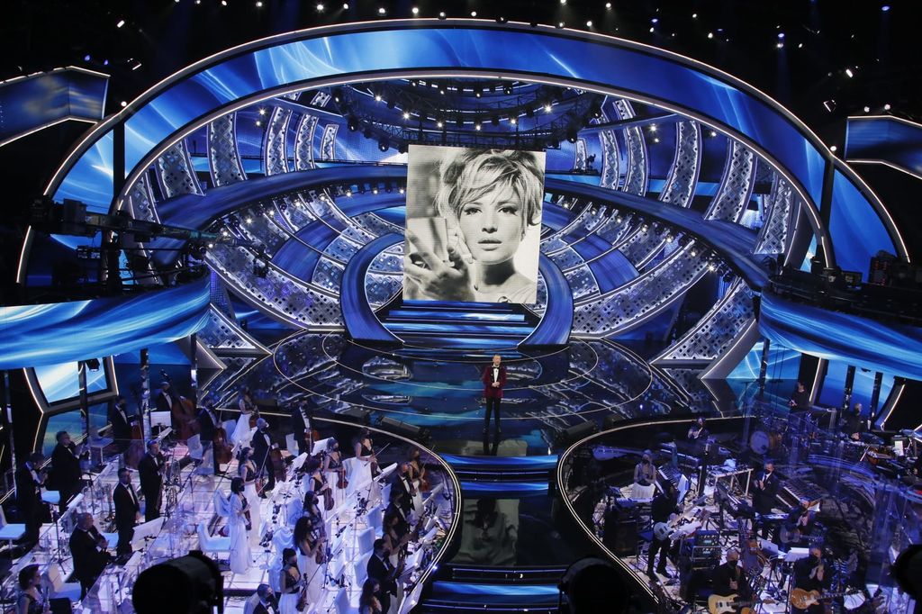 L'omaggio a Monica Vitti al teatro Ariston nella seconda serata del Festival di Sanremo