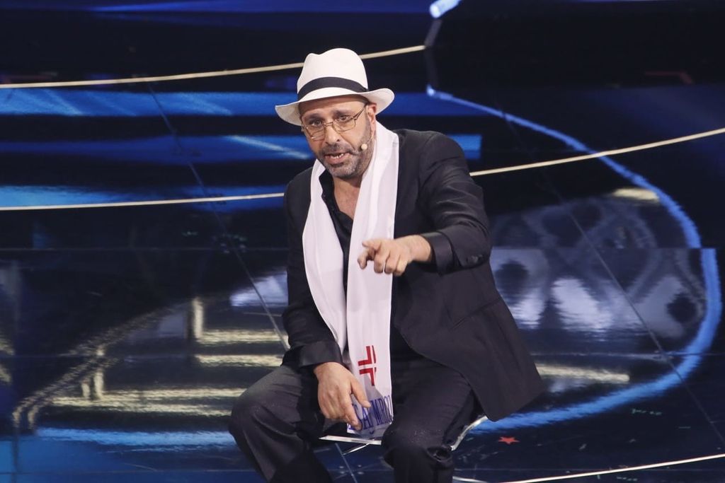 Checco Zalone nei panni del virologo Oronzo Carrisi