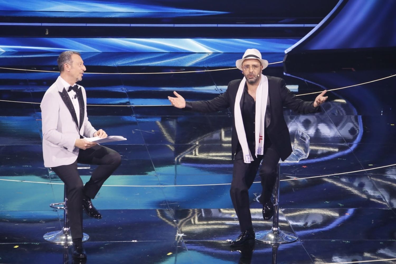 Amadeus e Checco Zalone nei panni del medico Oronzo Carrisi