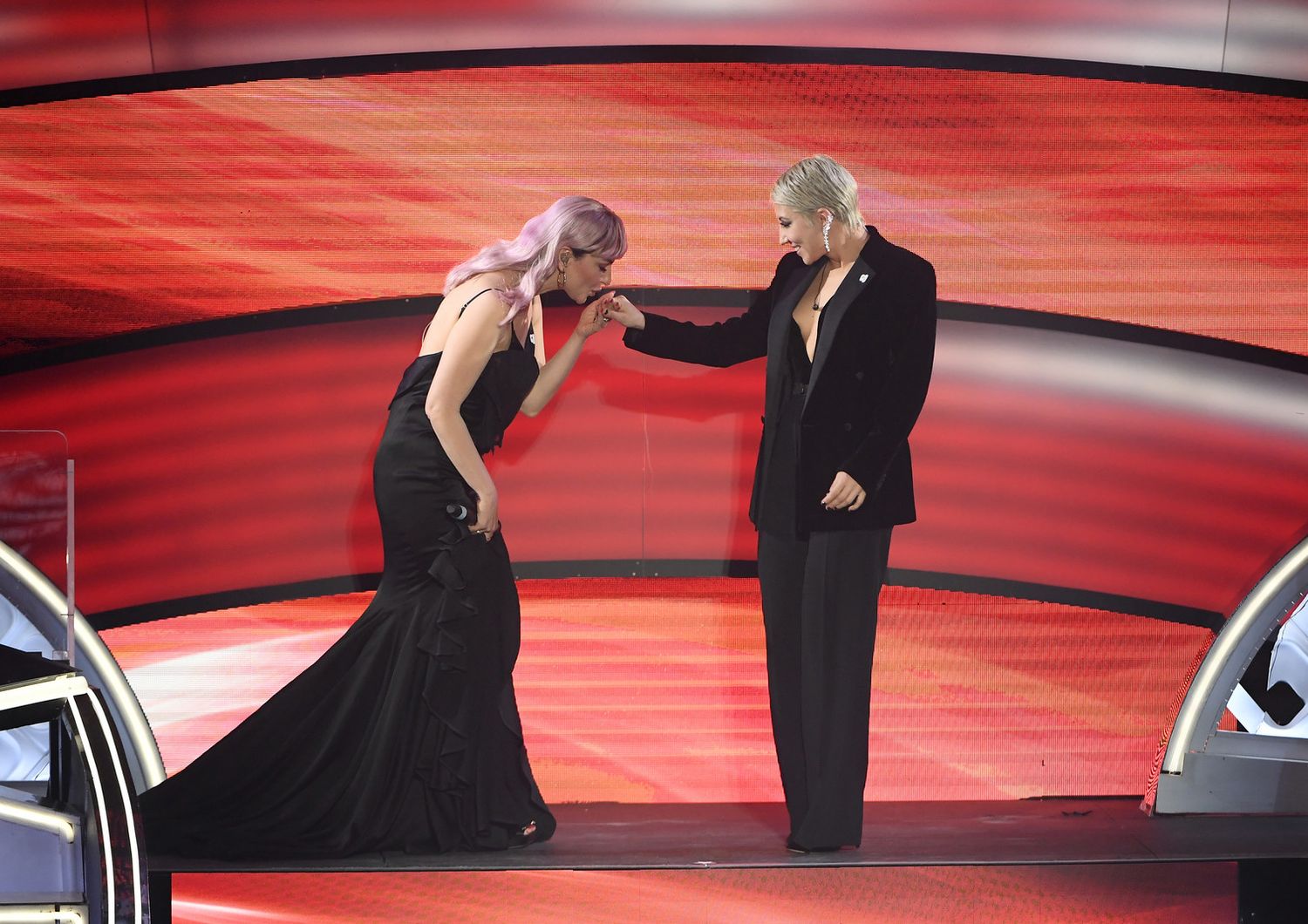 Arisa bacia la mano di Malika Ayane sul palco di Sanremo&nbsp;