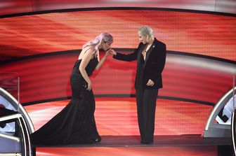 Arisa bacia la mano di Malika Ayane sul palco di Sanremo&nbsp;
