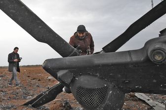 I rottami di un elicottero americano perduto durante il raid contro il capo dell'Isis