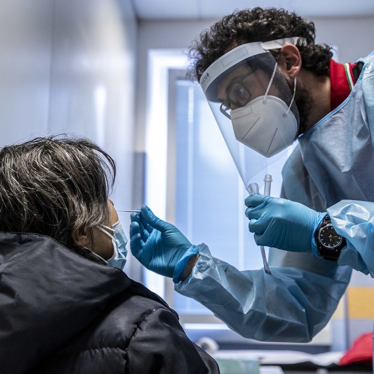 Tamponi covid 19 nella sede della Croce Rossa a Roma&nbsp;