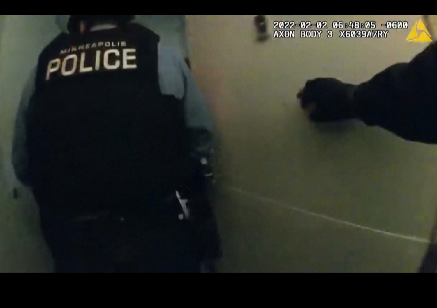 Irruzione degli agenti della polizia di Minneapolis in un appartamento&nbsp;