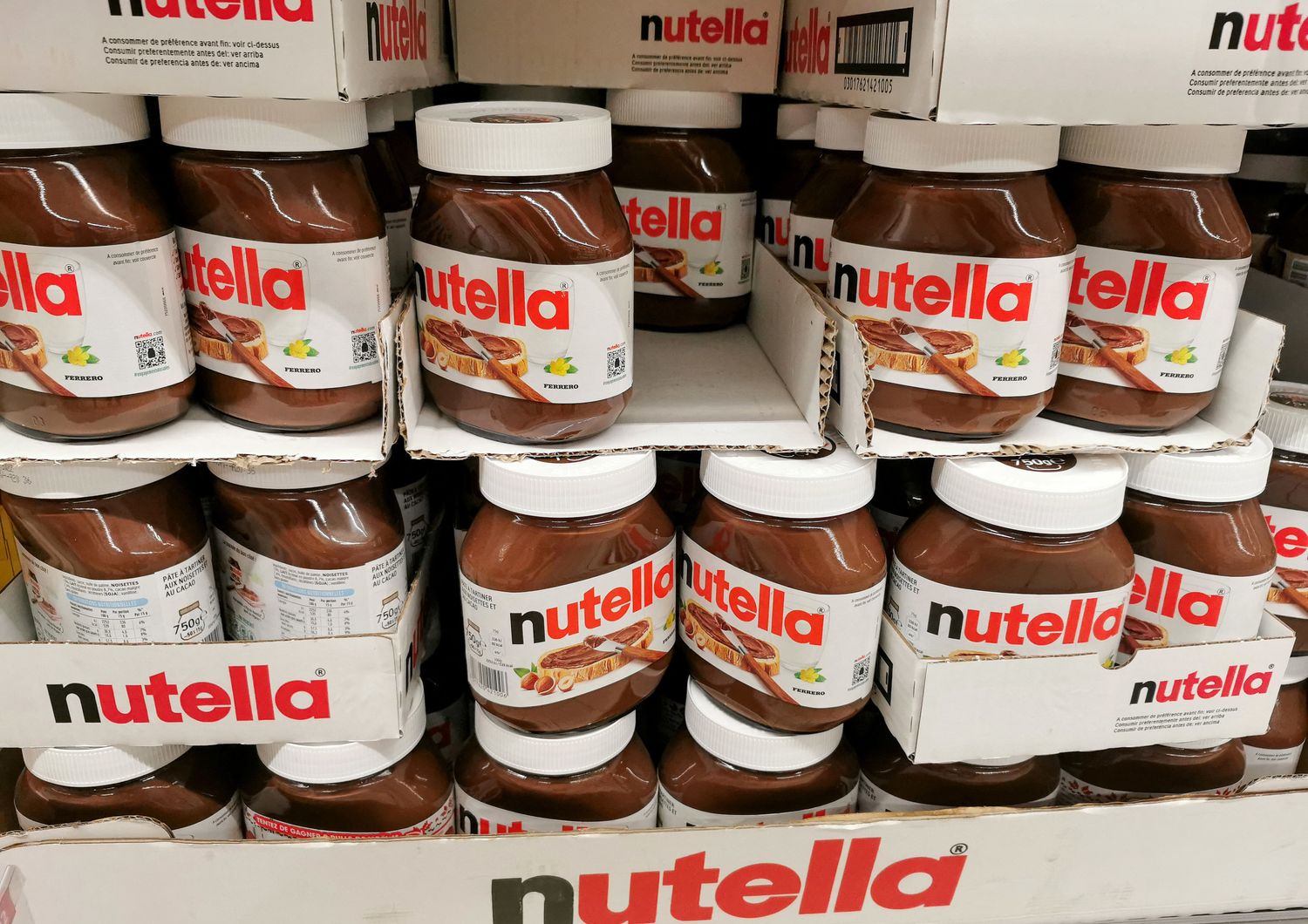 Nutella su uno scaffale di supermercato in Francia