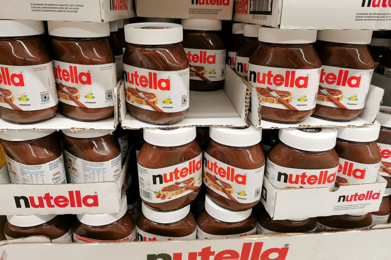 Nutella su uno scaffale di supermercato in Francia