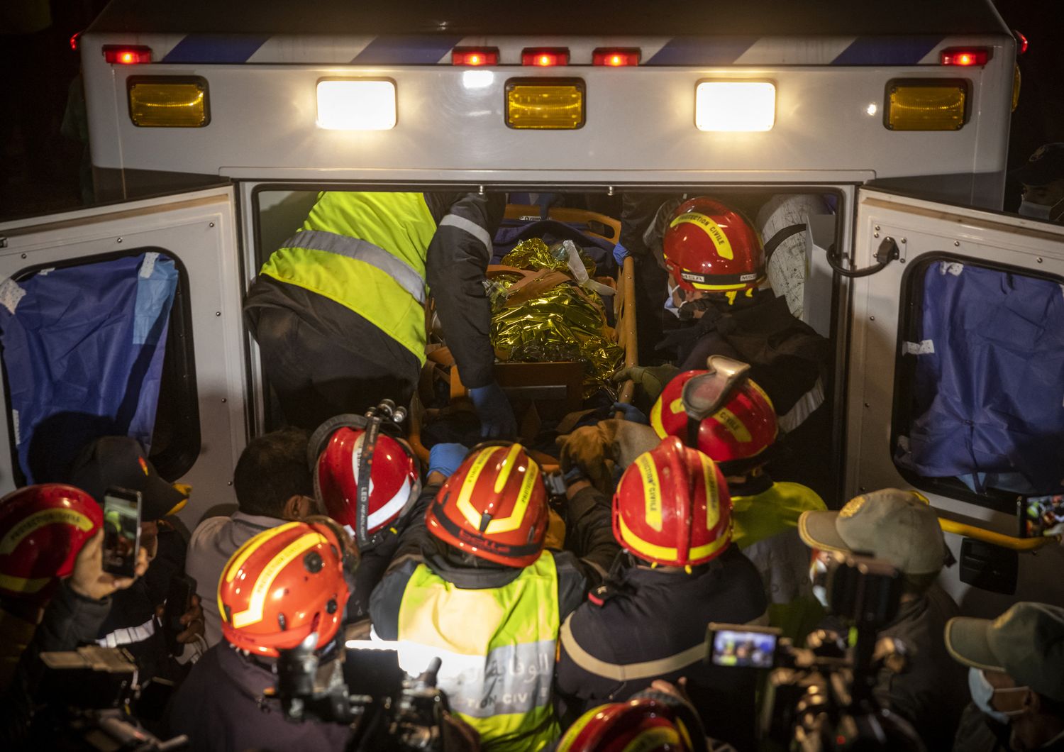 L'ambulanza che porta via il piccolo Rayan