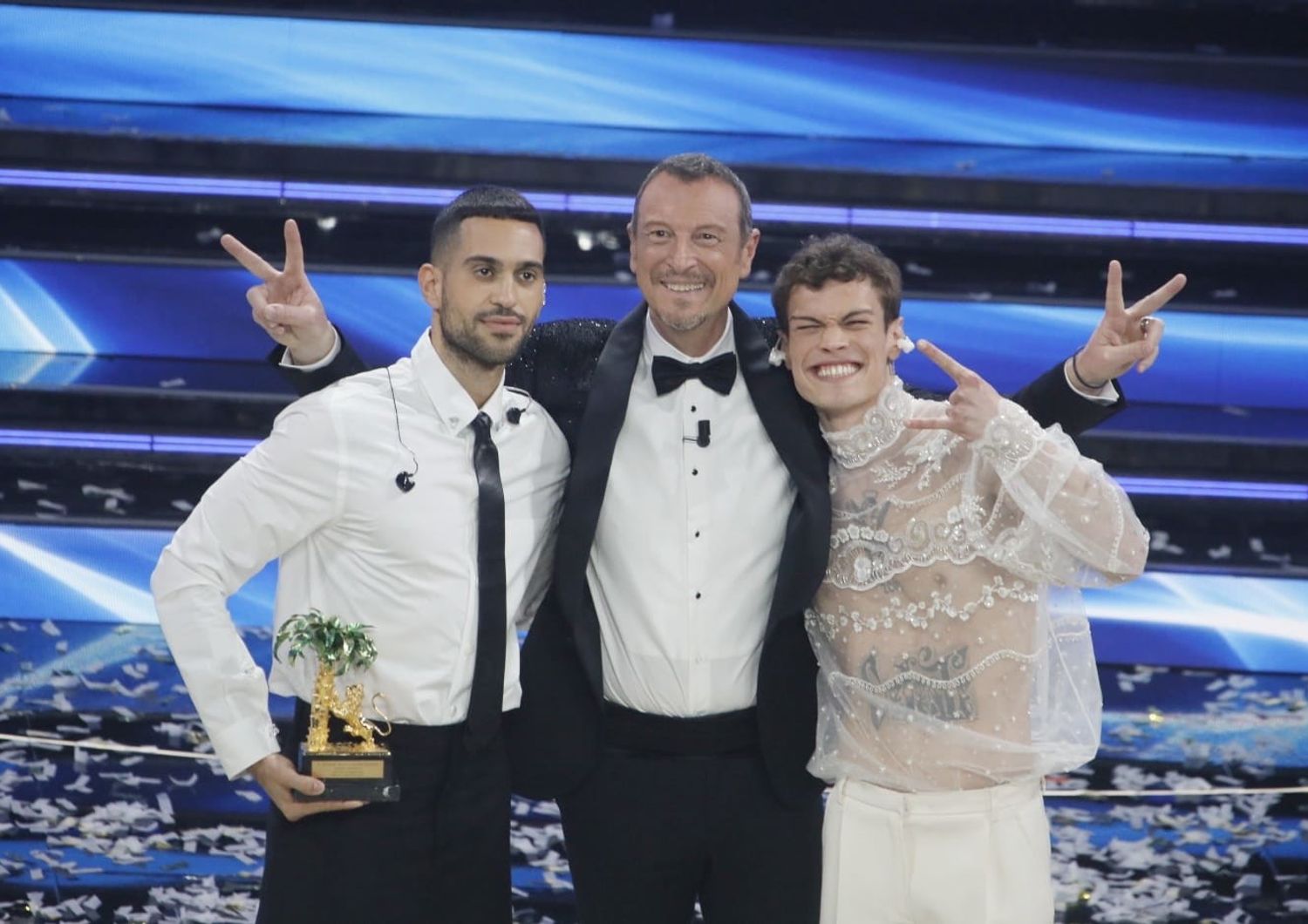 Amadeus con i vincitori del Festival di Sanremo: Mahmood e Blanco