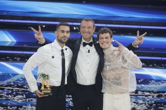 Amadeus con i vincitori del Festival di Sanremo: Mahmood e Blanco
