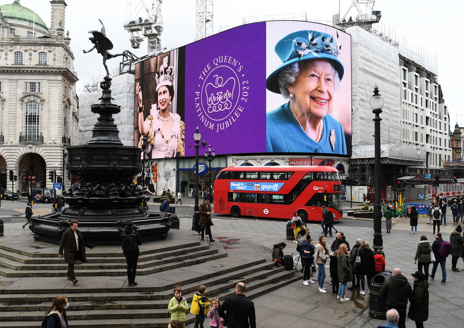 I maxischermi di Piccadilly Circus celebrano il giubileo di Elisabetta II