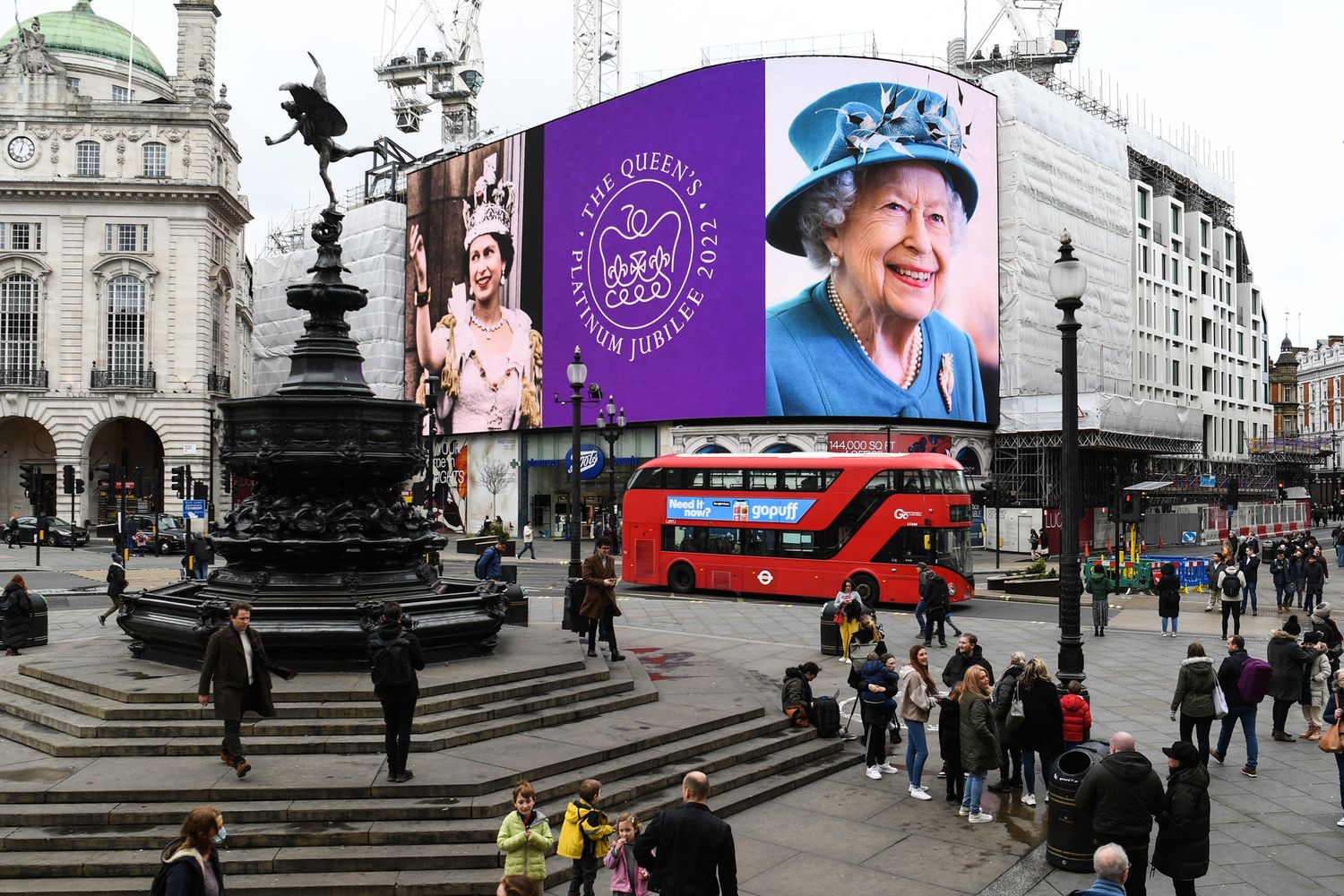 I maxischermi di Piccadilly Circus celebrano il giubileo di Elisabetta II
