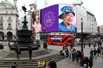 I maxischermi di Piccadilly Circus celebrano il giubileo di Elisabetta II