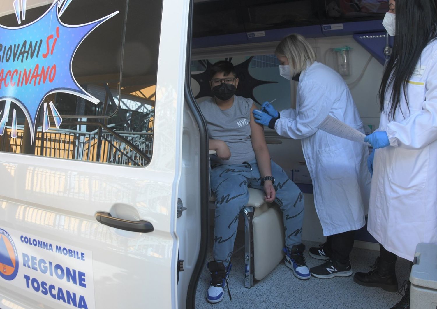 Il camper allestito dalla Regione Toscana per vaccinare contro il Covid i bambini davanti alle scuole