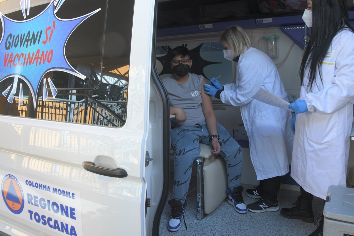Il camper allestito dalla Regione Toscana per vaccinare contro il Covid i bambini davanti alle scuole
