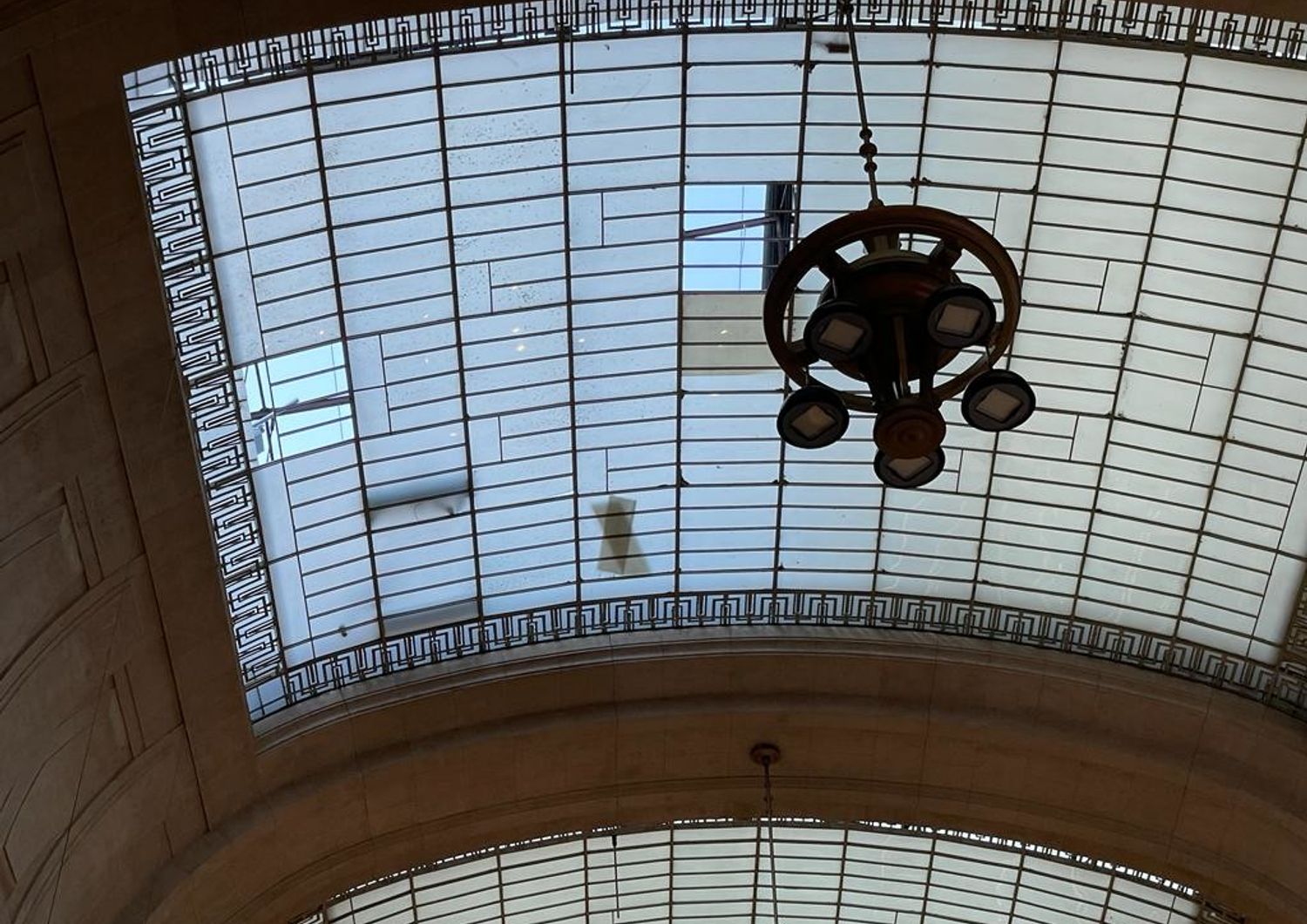 Il tetto divelto dal vento della Stazione centrale di Milano