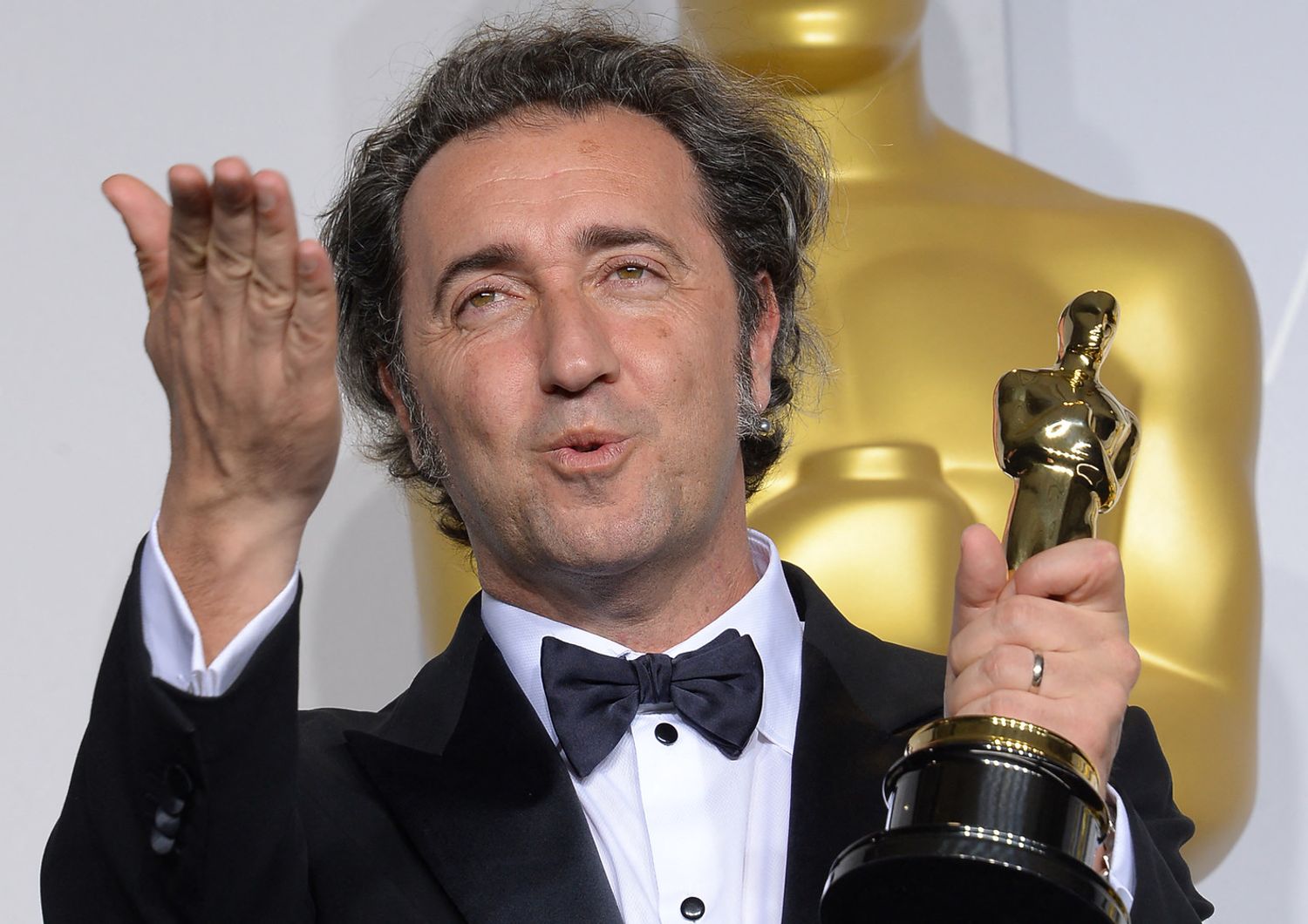 Paolo Sorrentino nel 2014 con la statuetta per &quot;La Grande Bellezza&quot;