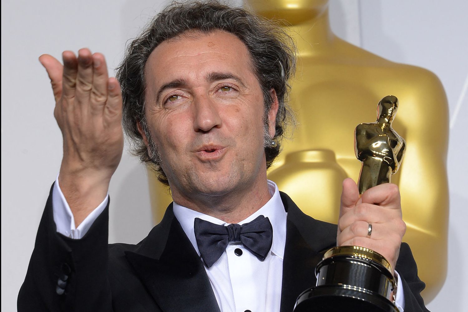 Paolo Sorrentino nel 2014 con la statuetta per &quot;La Grande Bellezza&quot;
