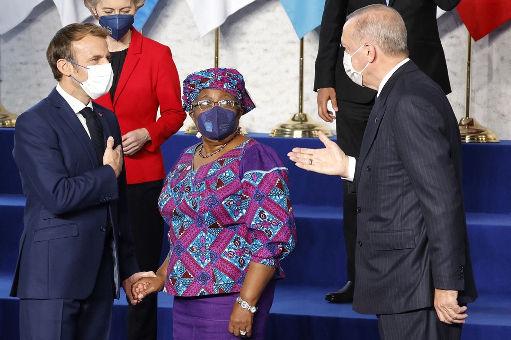Macron ed Erdogan al G20 di Roma insieme a Von der Leyen e Okonjo-Iweala, direttrice generale Wto.