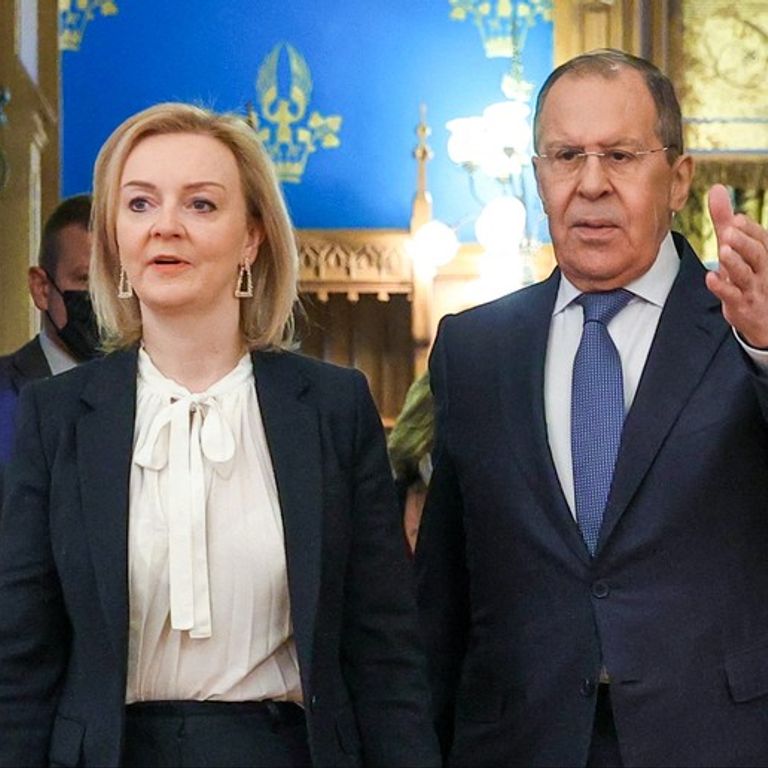 Liz Truss e Serghei Lavrov
