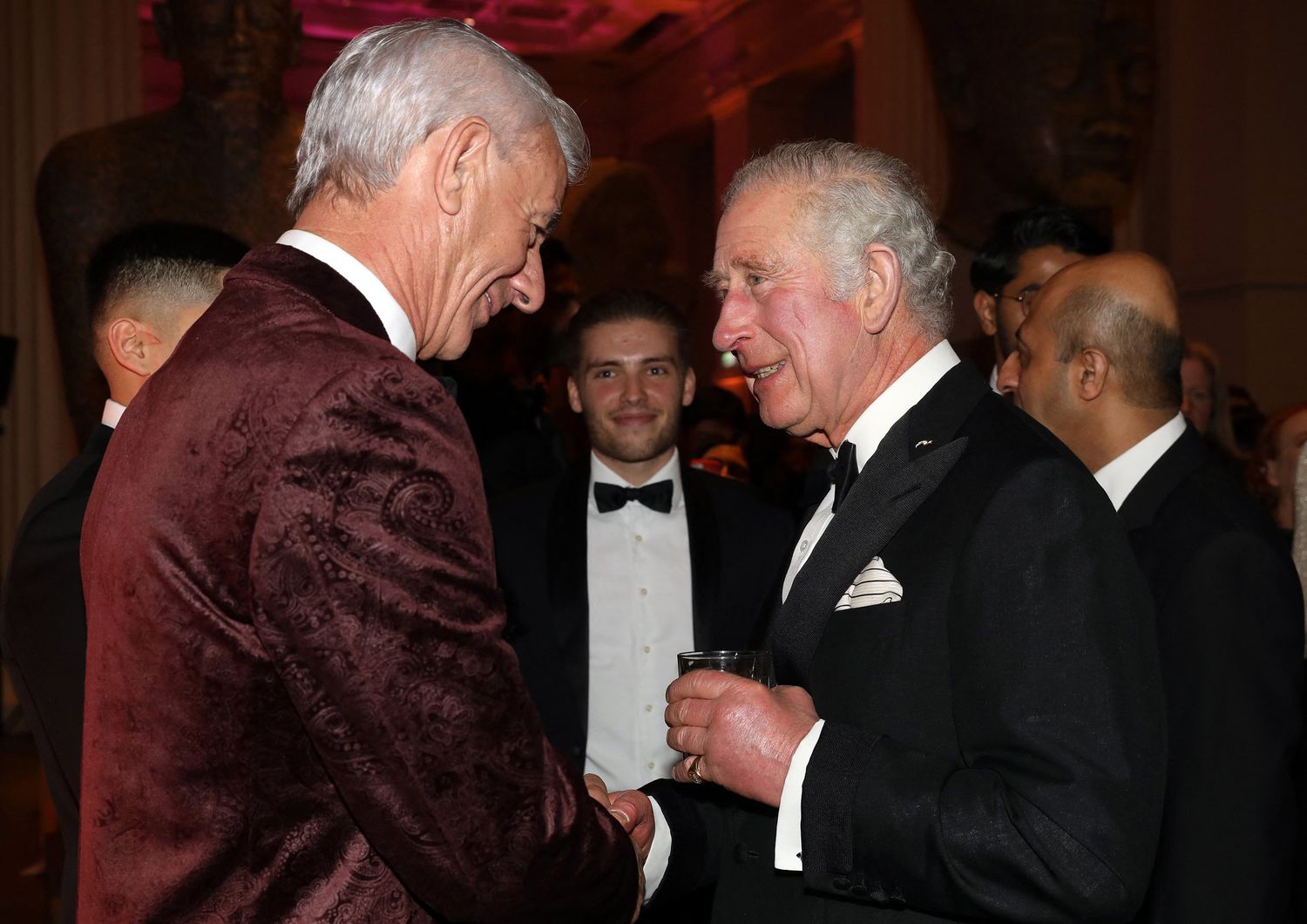 Il principe Carlo con l'ex calciatore Ian Rush il giorno prima di risultare positivo al Covid