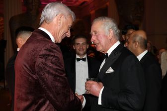 Il principe Carlo con l'ex calciatore Ian Rush il giorno prima di risultare positivo al Covid