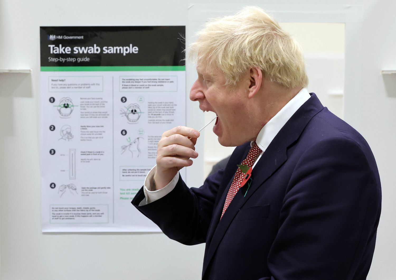 Boris Johnson fa un tampone salivale