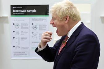 Boris Johnson fa un tampone salivale