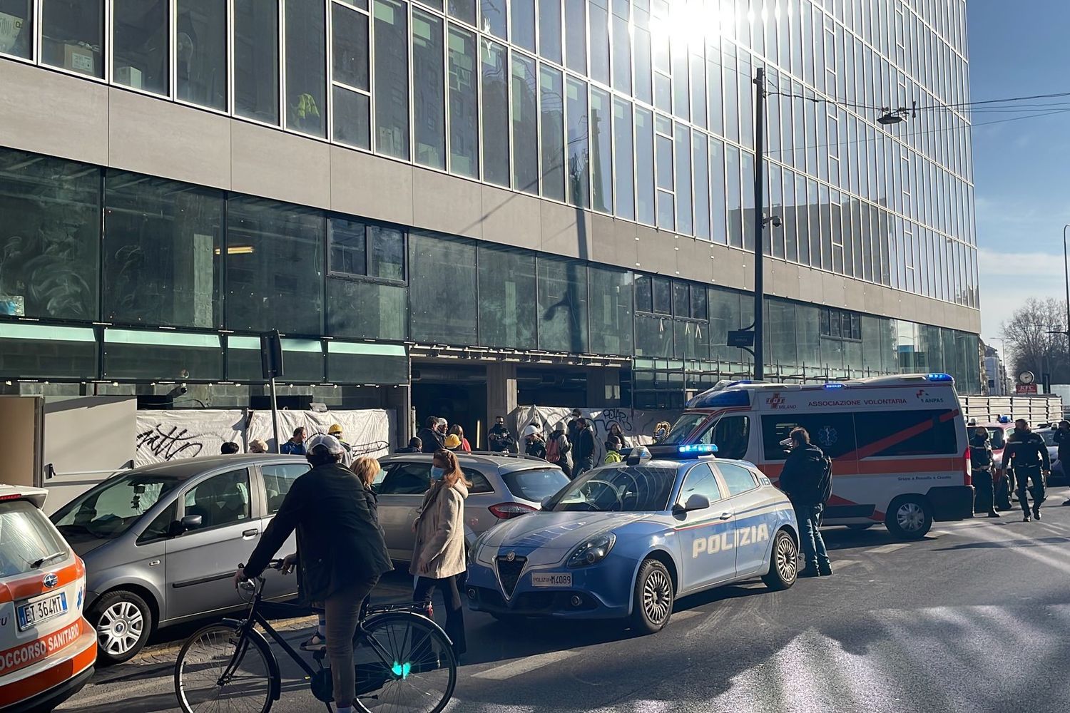 La palazzina dove due operai sono precipitati in un vano ascensore