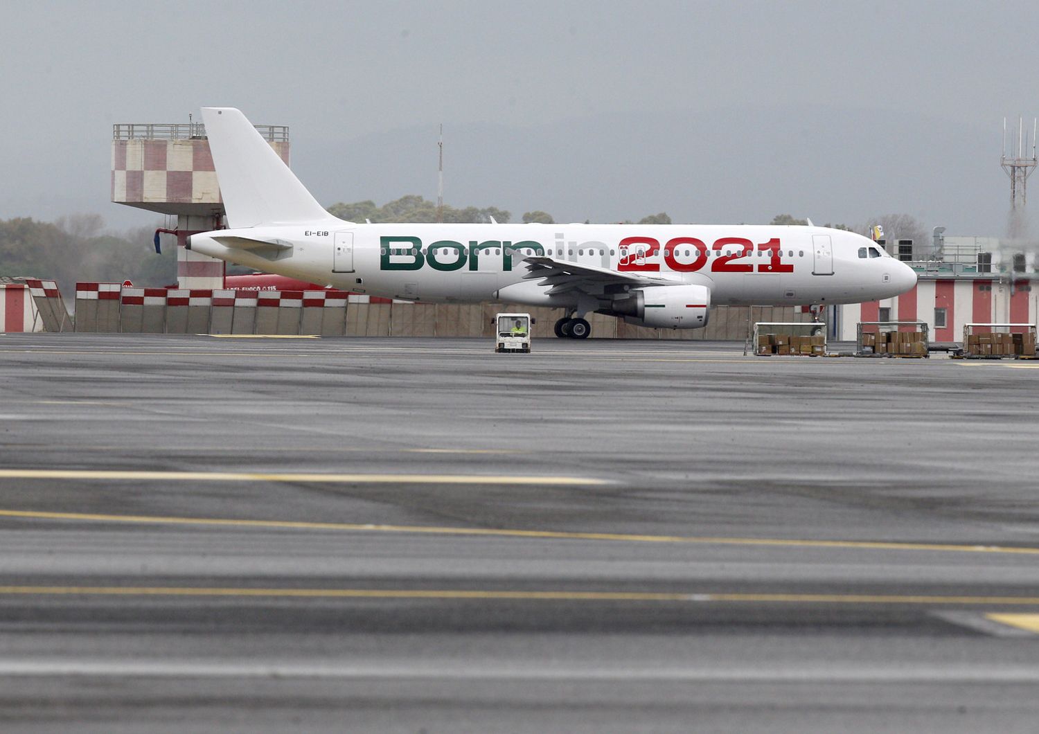 Un aereo della compagnia Ita Airways sulla pista dell'aeroporto di Fiumicino&nbsp;