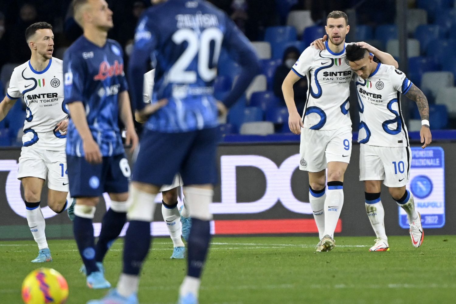 Edin Dzeko dopo aver segnato la rete del pareggio contro il Napoli&nbsp;