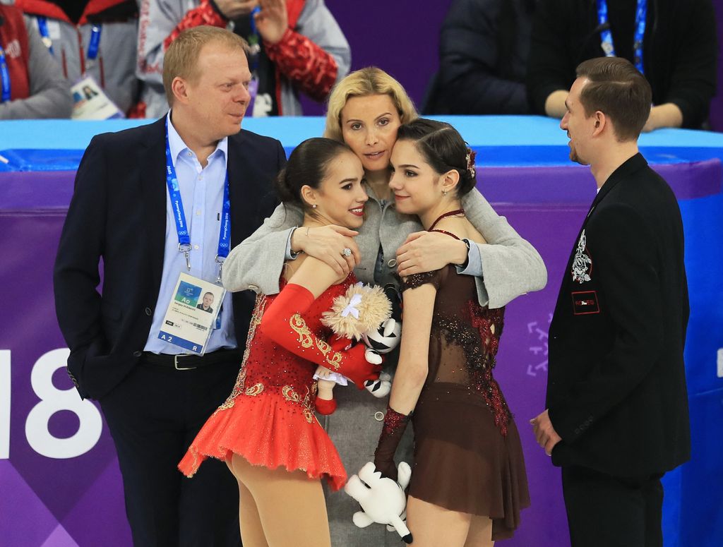 Eteri Tutberidze con Alina Zagitova ed Evgenia Medvedeva