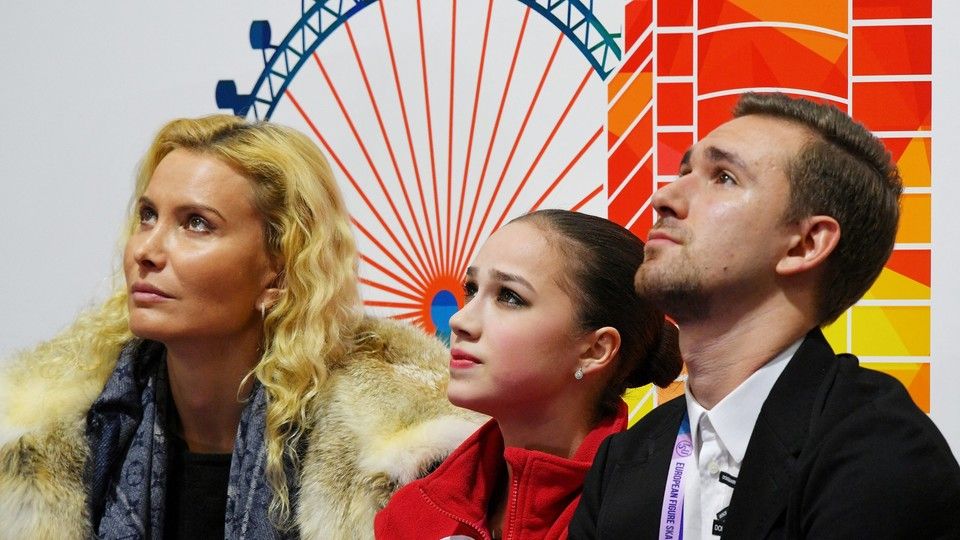 Eteri Tutberidze con un'allieva e il coreografo della nazionale russa di pattinaggio di figura
