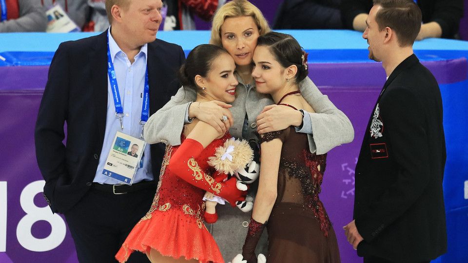 Eteri Tutberidze con Alina Zagitova ed Evgenia Medvedeva