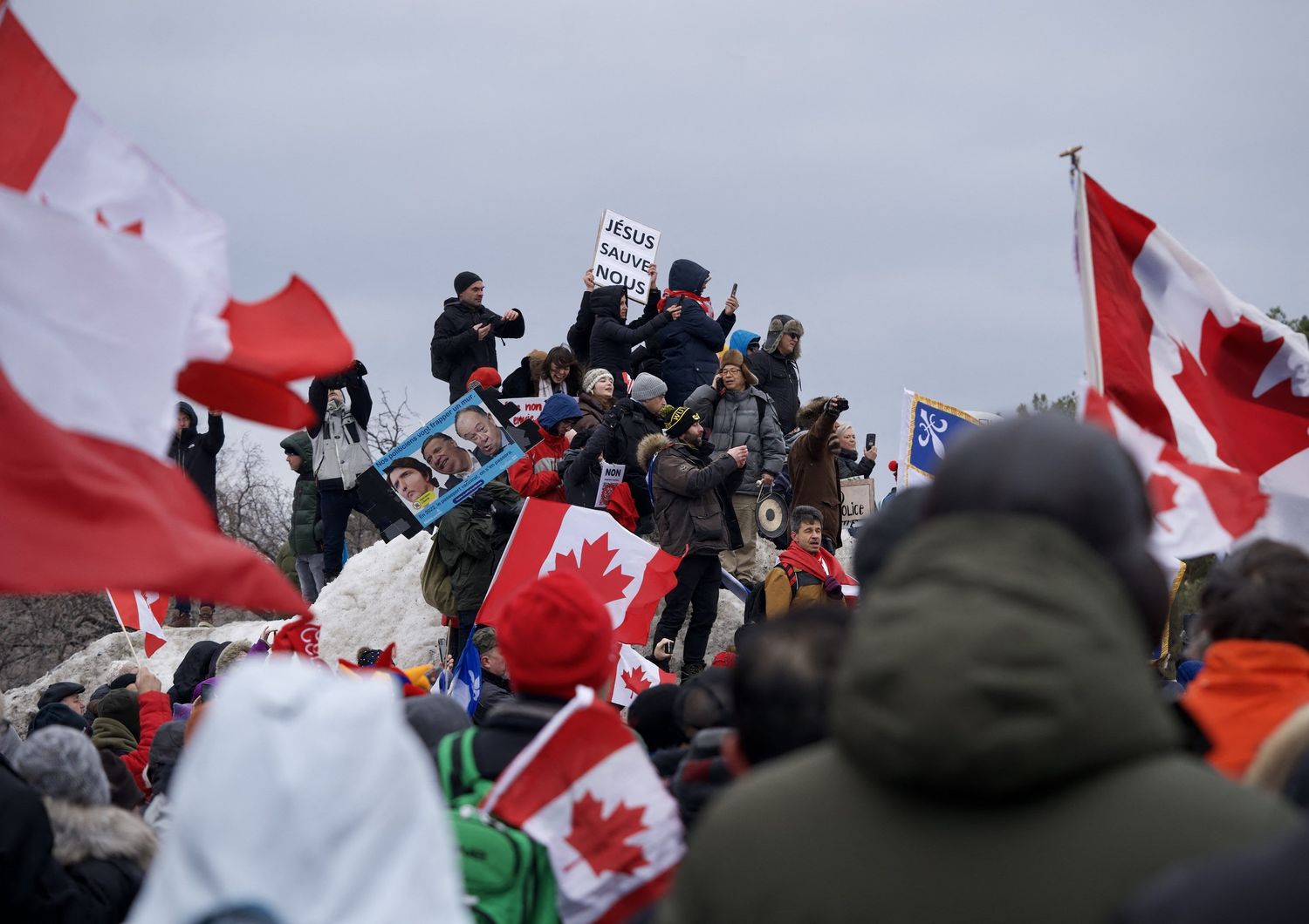 Le manifestazioni sul ponte tra Canada e Stati Uniti