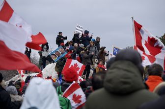 Le manifestazioni sul ponte tra Canada e Stati Uniti