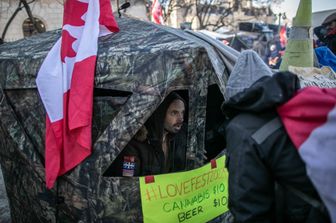 Ottawa &egrave; ancora paralizzata dalle proteste dei no-vax