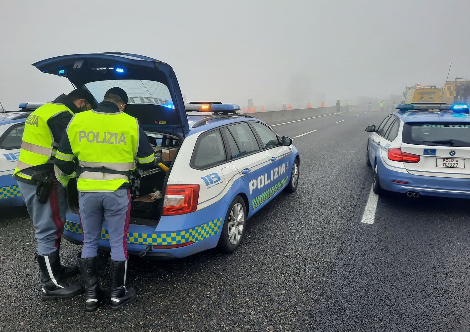 Poliziotti intervengono dopo un incidente stradale