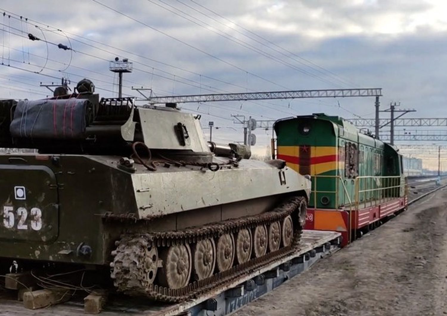 Un carro armato russo lascia il confine ucraino al termine delle esercitazioni&nbsp;