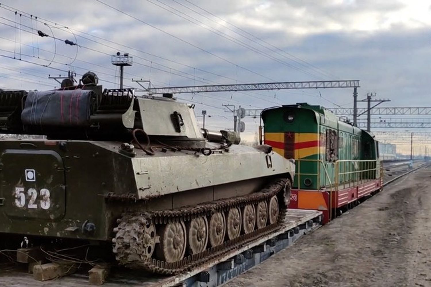 Un carro armato russo lascia il confine ucraino al termine delle esercitazioni&nbsp;